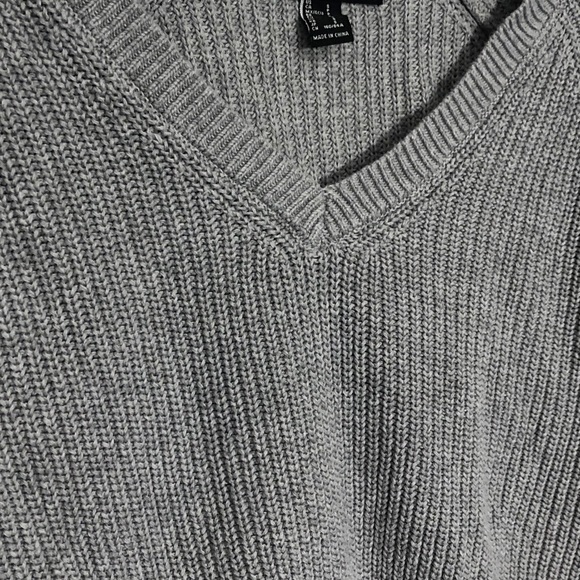 Forever 21 Gray Cropped V-Neck Knit Sweater Small - Picture 3 of 8